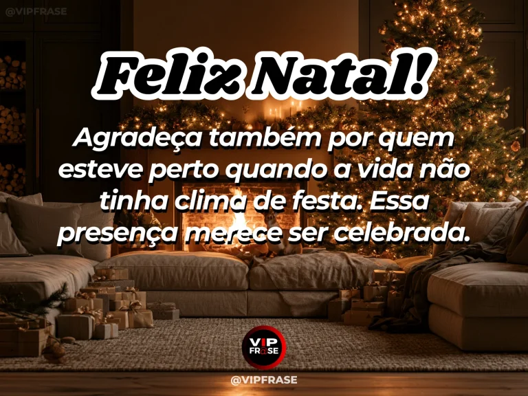 Duas cadeiras próximas diante de lareira com decoração natalina, sugerindo companhia fiel