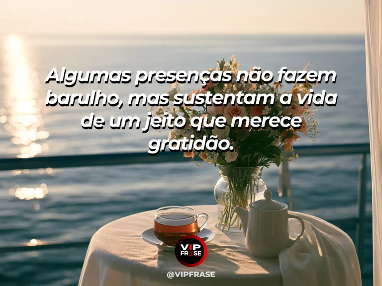 Frase de gratidão em cenário de duas cadeiras lado a lado diante de uma paisagem tranquila ao pôr do sol, sugerindo companhia constante.