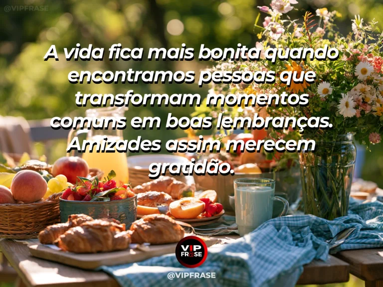 Mensagem sobre amizade em cena de friends laughing over coffee at a sunlit café table.