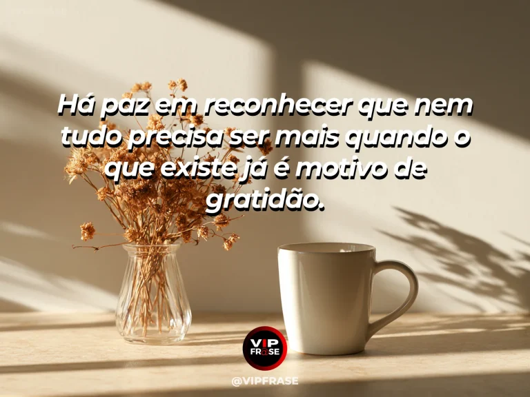Frase de gratidão em cenário de interior minimalista e sereno com poucos objetos essenciais e luz quente, transmitindo suficiência e contentamento.