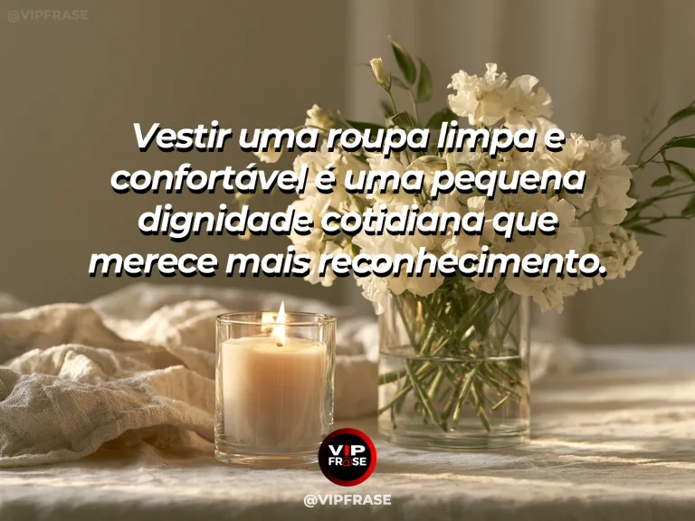 Roupas limpas dobradas sobre cama clara, tecidos macios, luz natural, composição simples, organizada e acolhedora