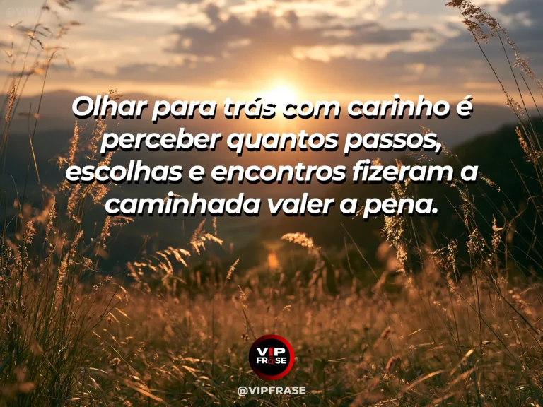 Frase de gratidão em cenário de pessoa distante no alto de uma colina olhando o caminho percorrido, em luz dourada de fim de tarde.