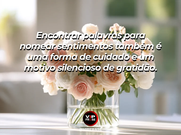 Caderno aberto e caneta sobre mesa tranquila, mãos escrevendo com delicadeza, luz suave, clima de introspecção e cuidado