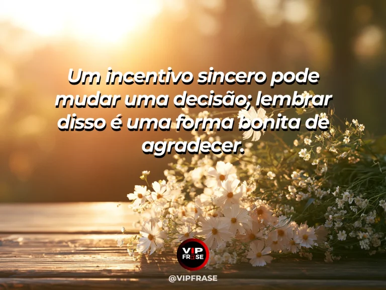 Frase de gratidão com bilhete de incentivo sobre mesa iluminada