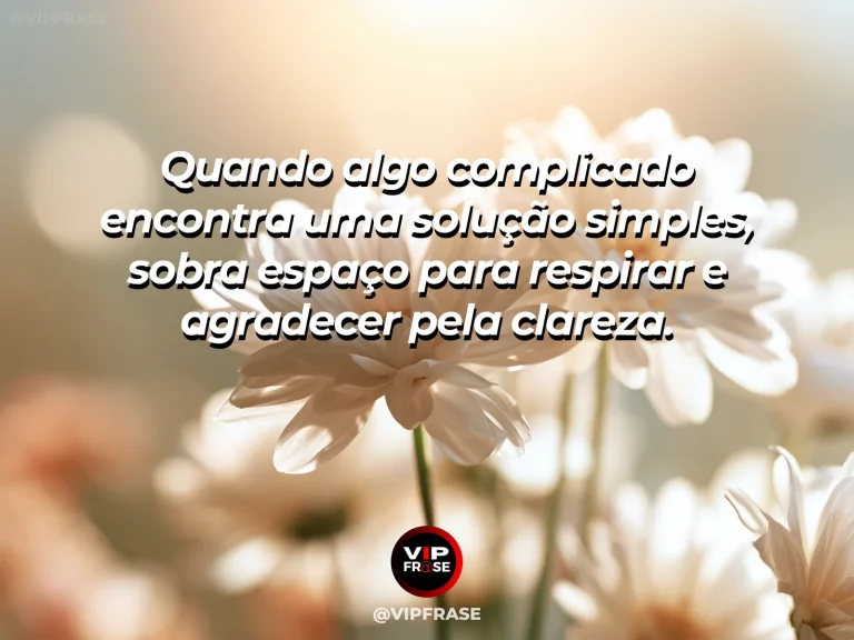 Mesa com planejamento antes confuso agora reduzido a poucos elementos claros, papéis organizados, luz limpa, sensação de simplicidade