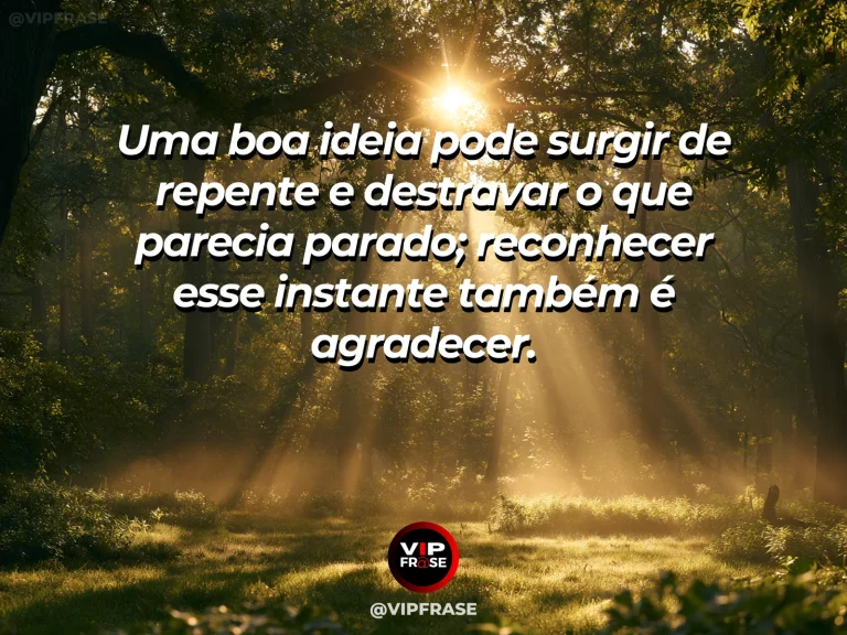 Caderno com esboços e uma lâmpada de mesa acesa, pessoa registrando uma ideia repentina, atmosfera criativa e luminosa