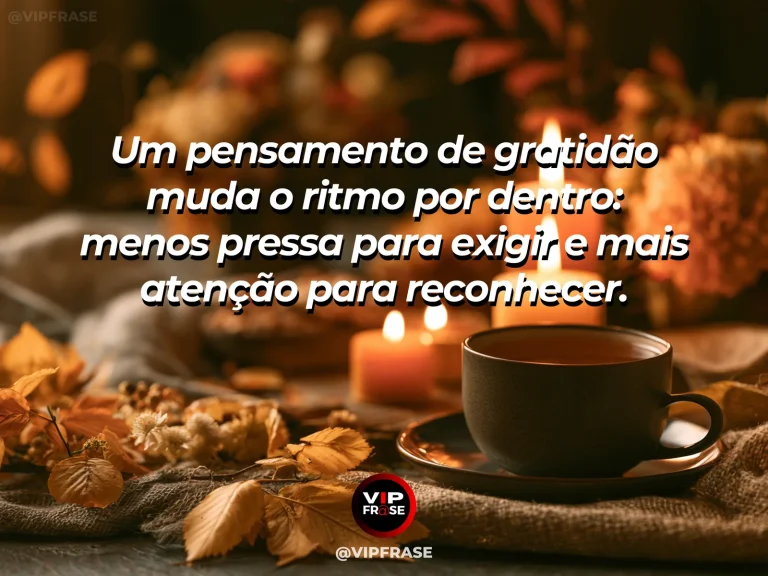 Mensagem de gratidão sobre desacelerar com gratidão, com relógio analógico discreto ao lado de café