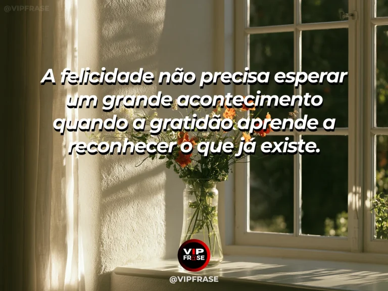 Frase de gratidão em cenário de café fresco ao lado de uma janela ensolarada e flores simples, celebrando um instante comum.