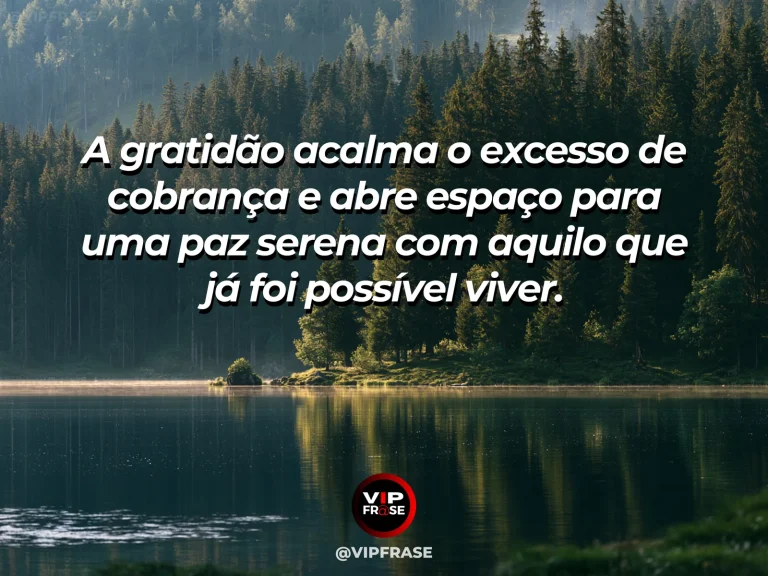 Mensagem de gratidão sobre gratidão e paz interior, com lago calmo ao amanhecer com reflexos suaves e neblina leve