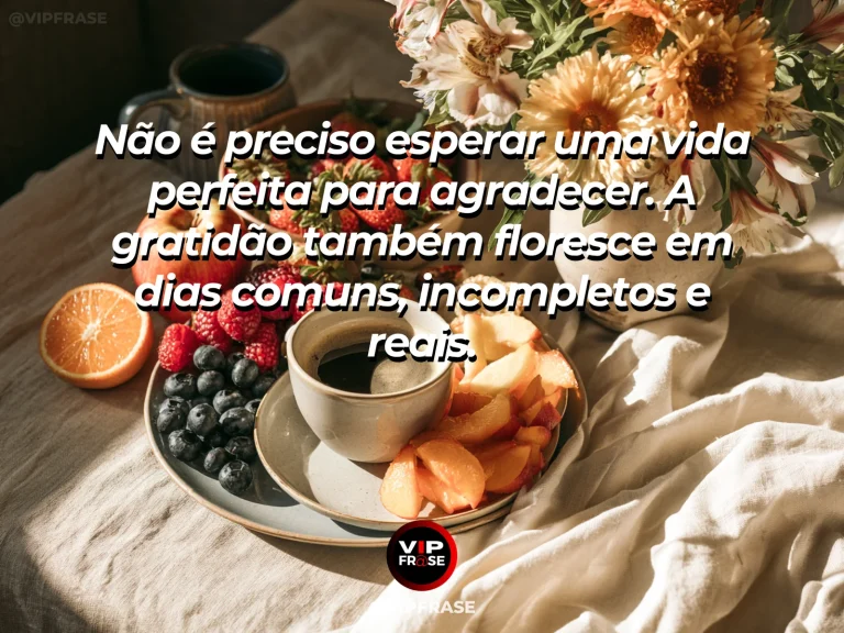 Mensagem de gratidão sobre gratidão pela vida real, com mesa cotidiana levemente imperfeita com flores silvestres