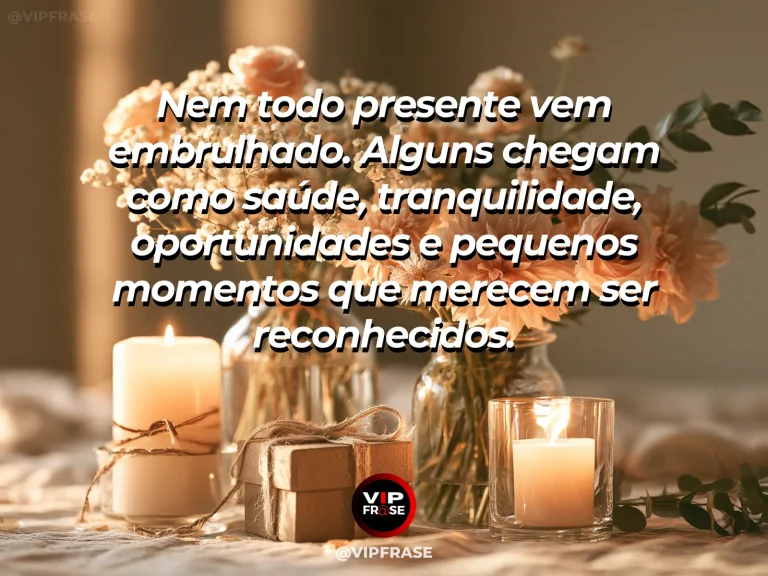 Mensagem de gratidão sobre gratidão transforma o comum em especial, em mesa simples junto à janela com flores delicadas e luz natural dourada