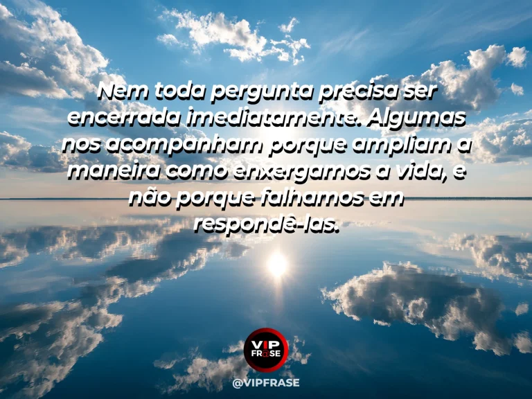 Mensagem reflexiva sobre perguntas, mistério e sentido da vida, com lago ao entardecer sob céu azul-violeta e horizonte luminoso.