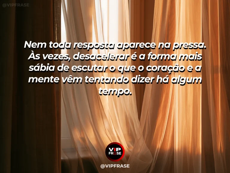 Mensagem reflexiva sobre paz, com rede de descanso em varanda aberta para um jardim exuberante, com luz suave e céu azul.