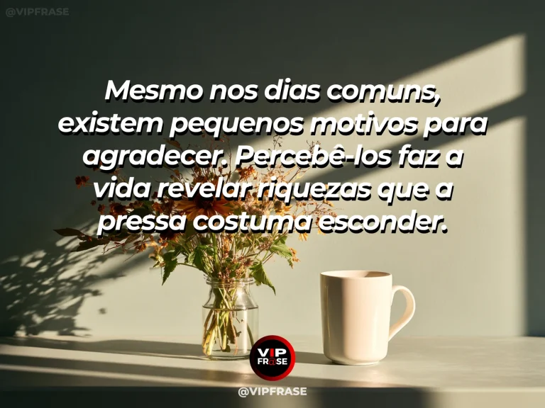 Mensagem de gratidão com cena de mesa simples iluminada pela manhã, café, flores discretas e luz natural destacando a beleza cotidiana