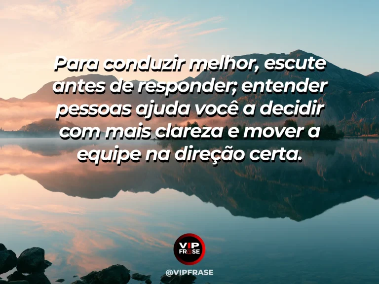 Frase motivacional sobre liderança com líder ouvindo atentamente uma equipe.