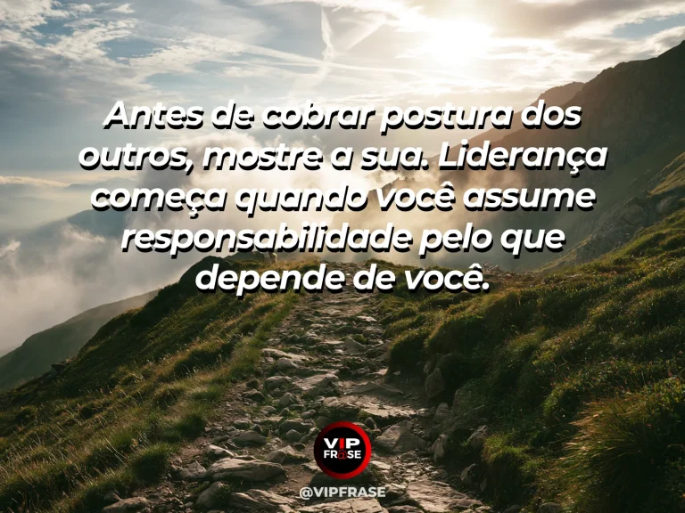 Mensagem motivacional sobre liderança e sabedoria, com uma pessoa à frente de um pequeno grupo em caminhada, vista de costas.