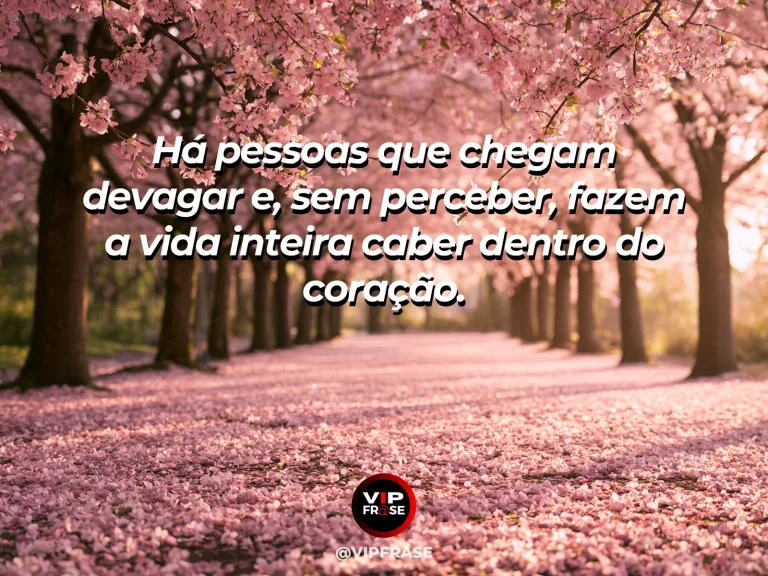 Mensagem de amor com cena romântica e acolhedora, sobre mensagem de amor sobre a chegada de alguém especial que transforma a vida e ocupa o coração com delicadeza.