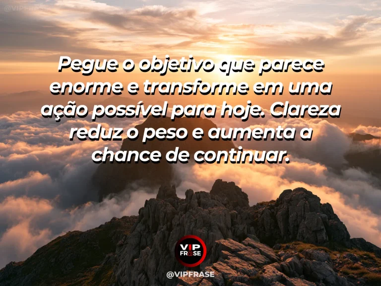 Frase motivacional sobre sucesso, com uma escadaria subindo por uma arquitetura moderna em direção à luz natural.