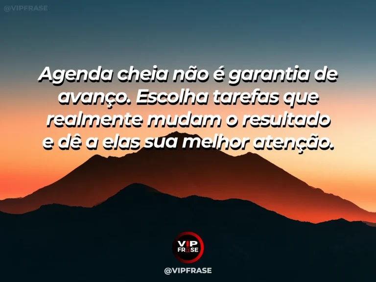 Mensagem motivacional sobre trabalho e sabedoria, com uma agenda com poucas prioridades destacadas em uma mesa limpa e sem excessos.