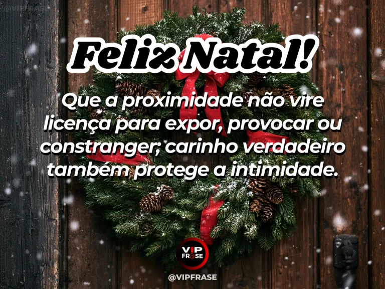 Frase de Natal sobre proteger a intimidade, com álbum de fotos fechado sobre uma mesa natalina.