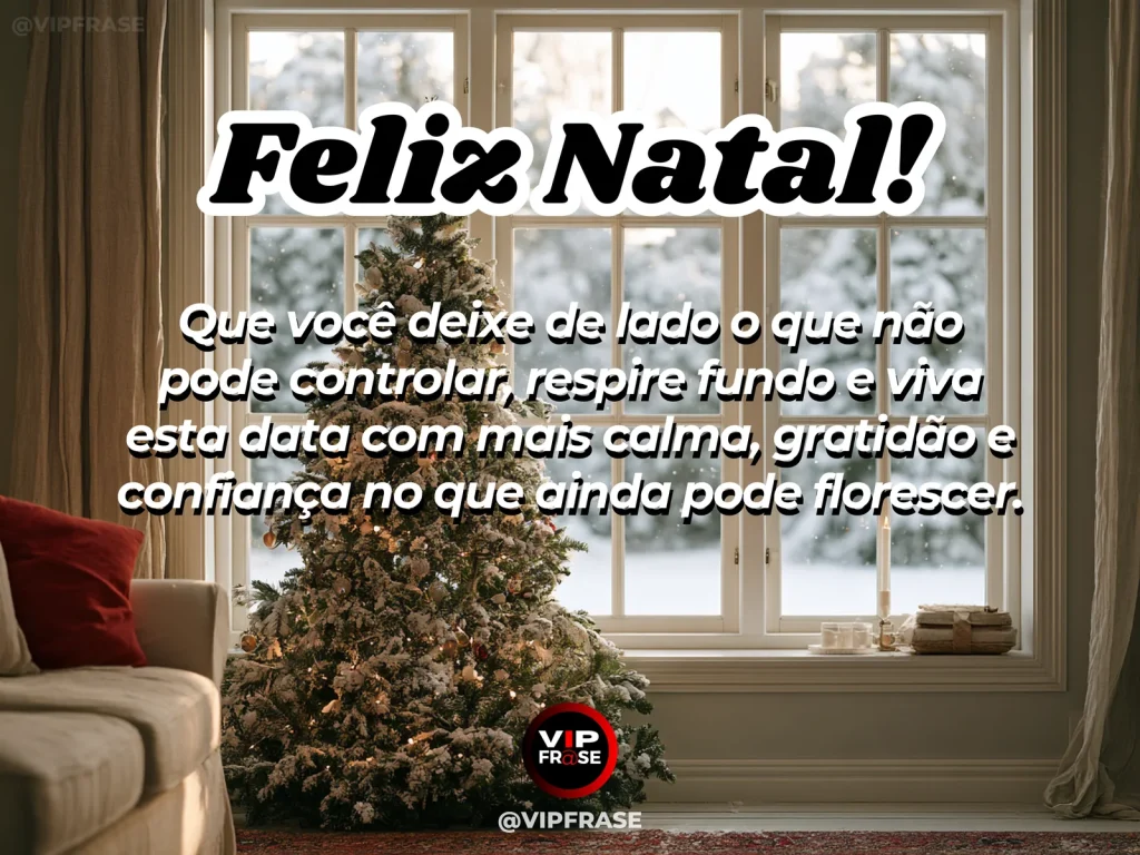 Mensagem de Natal sobre paz, confianca, com janela aberta para um jardim com luzes natalinas suaves, vela e ramos verdes em primeiro plano.