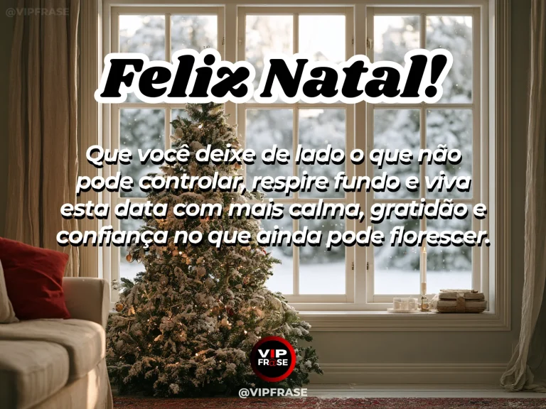 Mensagem de Natal sobre paz, confianca, com janela aberta para um jardim com luzes natalinas suaves, vela e ramos verdes em primeiro plano.