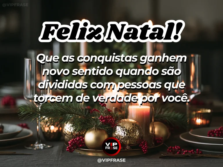Mensagem de Natal sobre sucesso e amizade, com taças sem álcool e pequenos presentes sobre mesa natalina, cadeiras próximas sugerindo celebração compartilhada entre amigos.