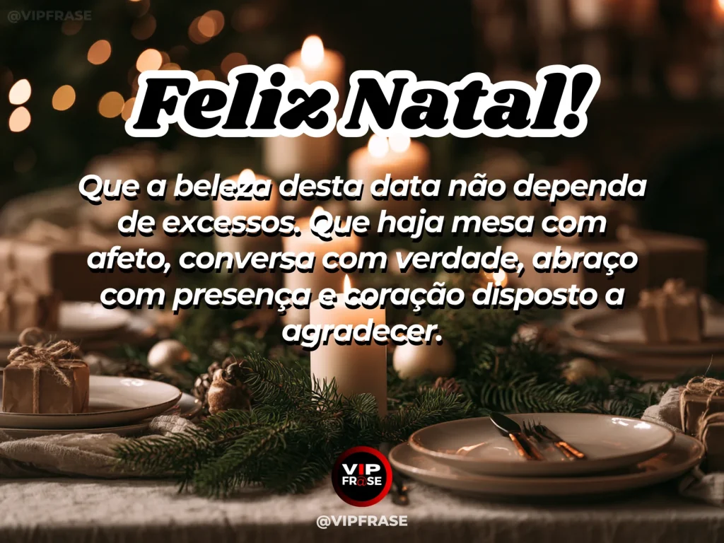 Mensagem de Natal sobre gratidao, com mesa rústica minimalista com poucos enfeites naturais, velas e louça clara.