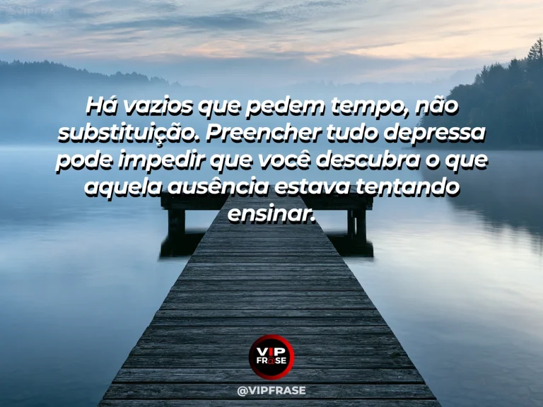 Mensagem de reflexão sobre sabedoria e vida, com cadeira vazia em varanda clara voltada para um jardim vivo, criando espaço contemplativo sem tristeza.
