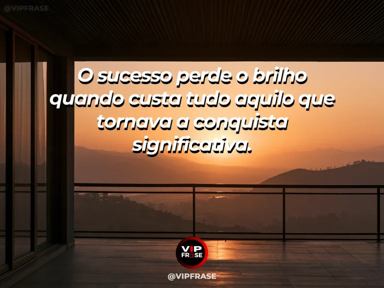 Frase reflexiva sobre sucesso, sabedoria com terraço moderno com vista ampla para a cidade sob luz dourada.