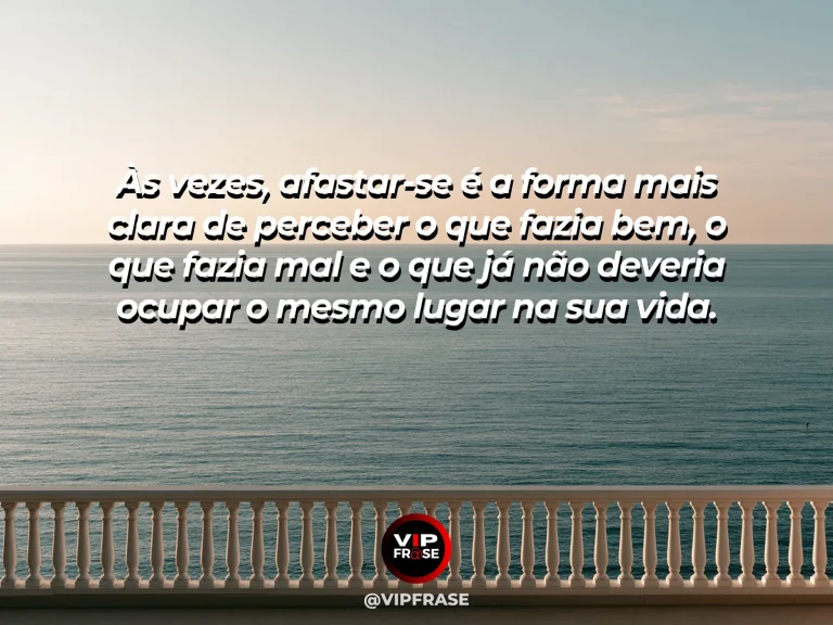Mensagem de reflexão sobre sabedoria e paz, com passarela de madeira atravessando um jardim amplo e ensolarado, conduzindo a um horizonte tranquilo e claro.