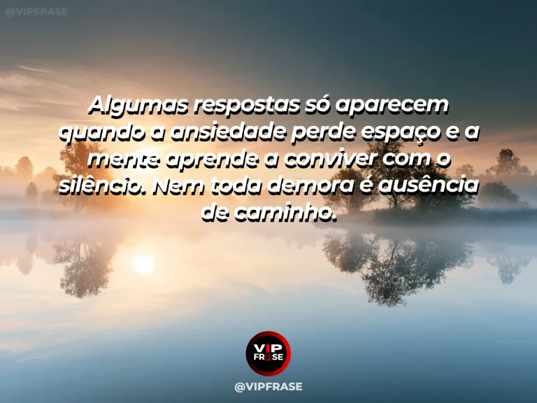 Mensagem de reflexão sobre sabedoria e paz, com lago cristalino ao entardecer dourado, com céu colorido e reflexos suaves sugerindo paciência e clareza.