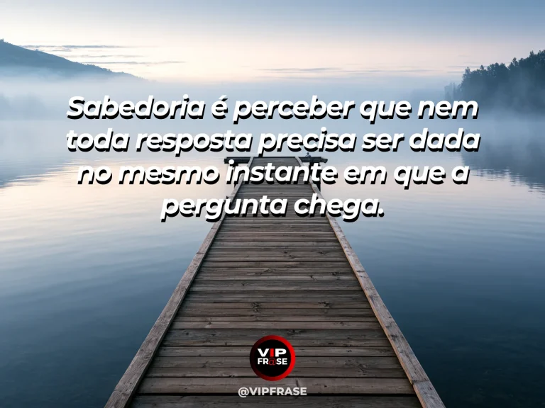 Frase reflexiva sobre sabedoria, paz com pátio contemporâneo silencioso com árvore verde e luz natural.