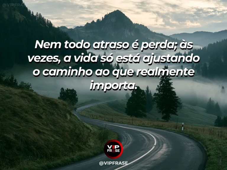 Frase reflexiva sobre vida, sabedoria com caminho entre colinas verdes iluminado pelo nascer do sol.
