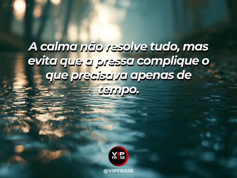 Frase reflexiva sobre paz, sabedoria com riacho cristalino em bosque verde sob luz filtrada.