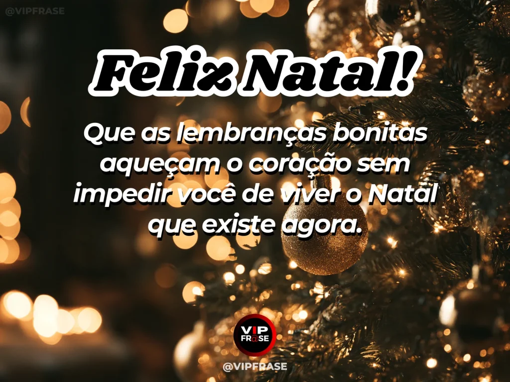 Caixa com enfeites antigos e fotografias sem rostos identificáveis ao lado de decoração atual