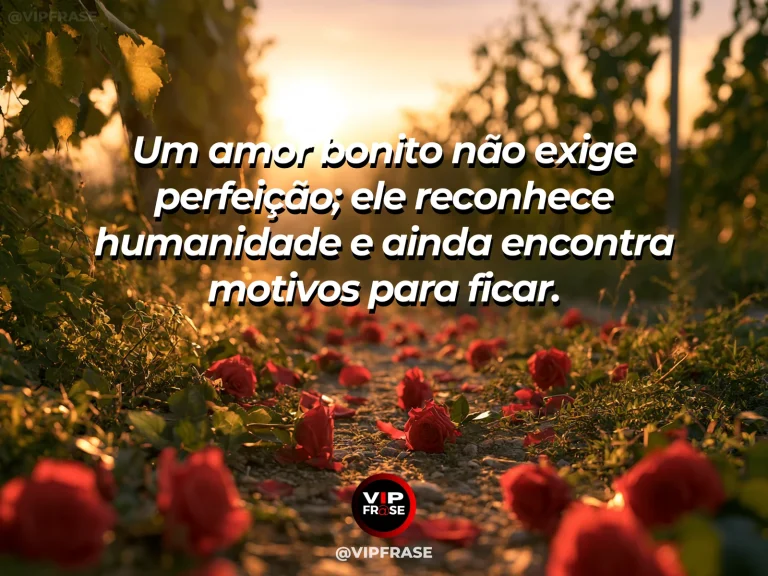 Frase sobre amor, com um vaso artesanal com flores delicadas.