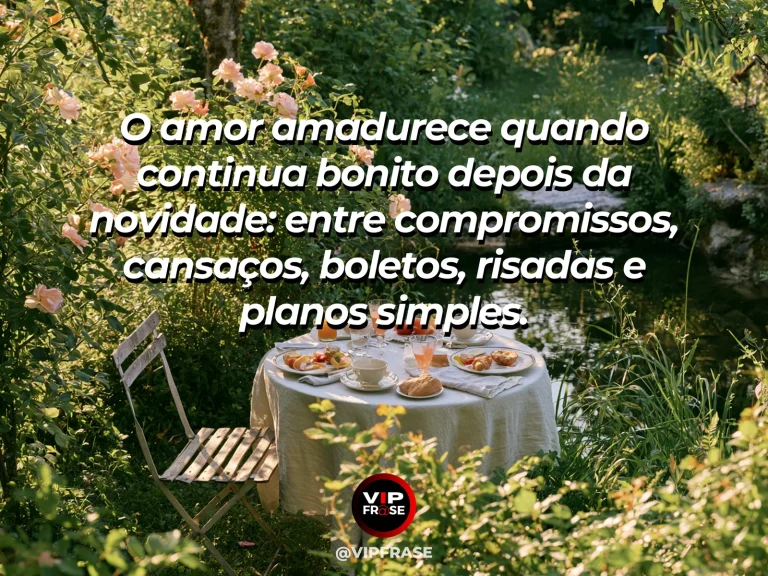 Frase de amor sobre maturidade e rotina, com fundo romântico do cotidiano.