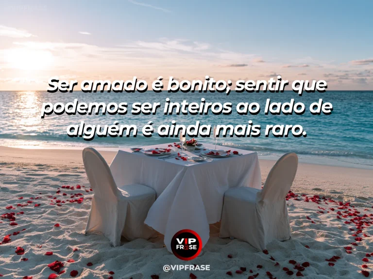 Frase sobre amor, com dois espelhos inteiros refletindo luz natural.