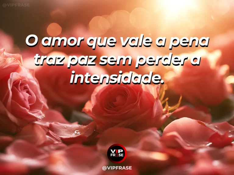 Frase sobre amor, com um mar calmo sob pôr do sol intenso.