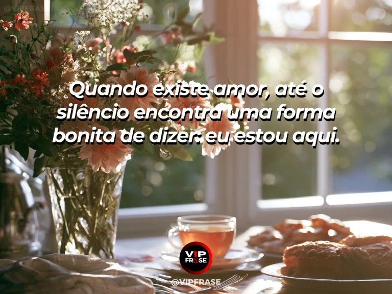 Frase sobre amor, com duas xícaras junto a uma janela.