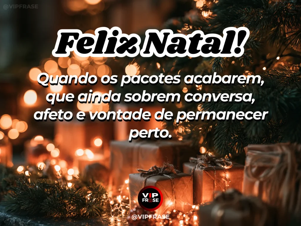 Papéis de presente já abertos ao lado de sofá acolhedor e luzes, foco no ambiente que permanece