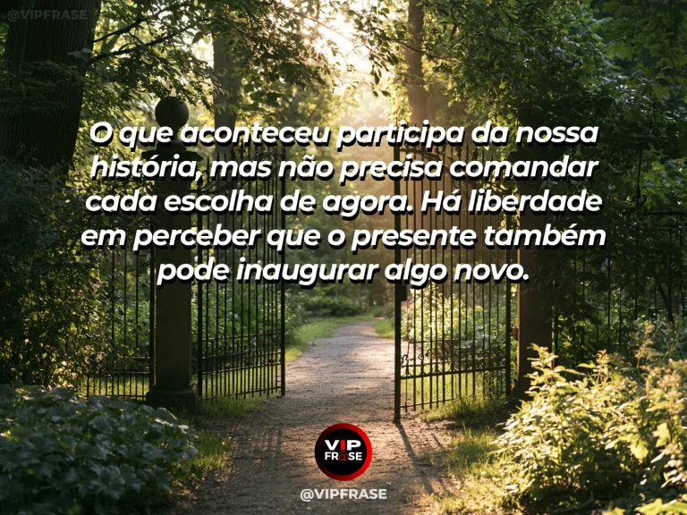 Mensagem reflexiva sobre liberdade para recomeçar, com portão aberto levando de um pátio antigo a um jardim florido.