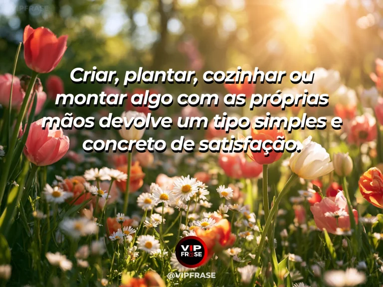 Mãos modelando argila ao lado de pequena planta e utensílios artesanais, luz quente, sensação de criação, presença e satisfação