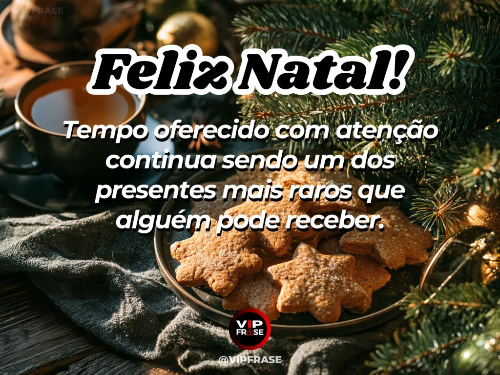 Relógio analógico discreto ao lado de duas xícaras e ramos de pinheiro, composição elegante de Natal