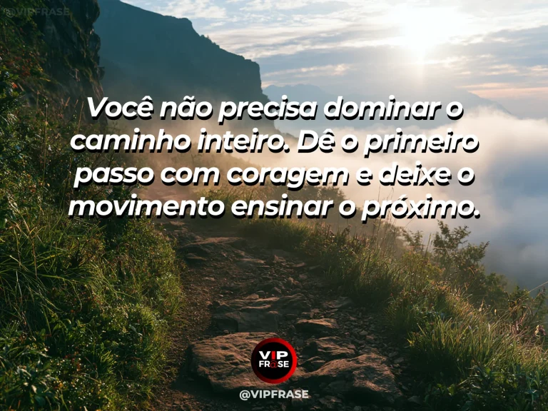 Frase motivacional sobre coragem, com uma pessoa iniciando uma trilha de montanha ao amanhecer, com vale aberto à frente.