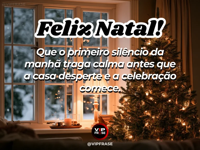 Manhã de Natal silenciosa, luz suave entrando pela janela, árvore acesa ao fundo e atmosfera serena