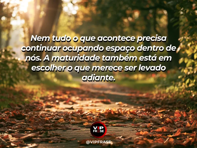 Mensagem reflexiva sobre maturidade e escolhas, com trilha em mata verde iluminada depois da chuva.