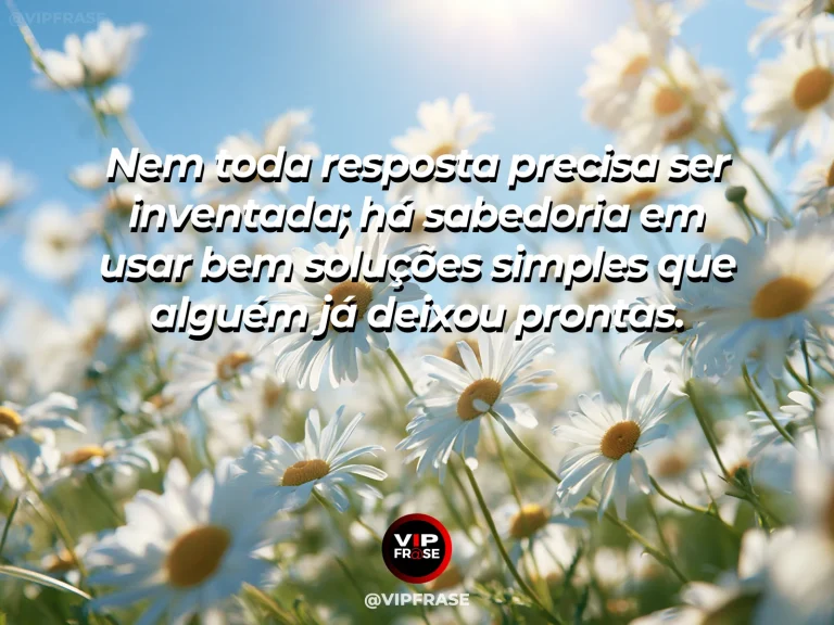 Pessoa utilizando uma ferramenta simples e bem projetada sobre bancada organizada, sensação de eficiência, legado e inteligência prática