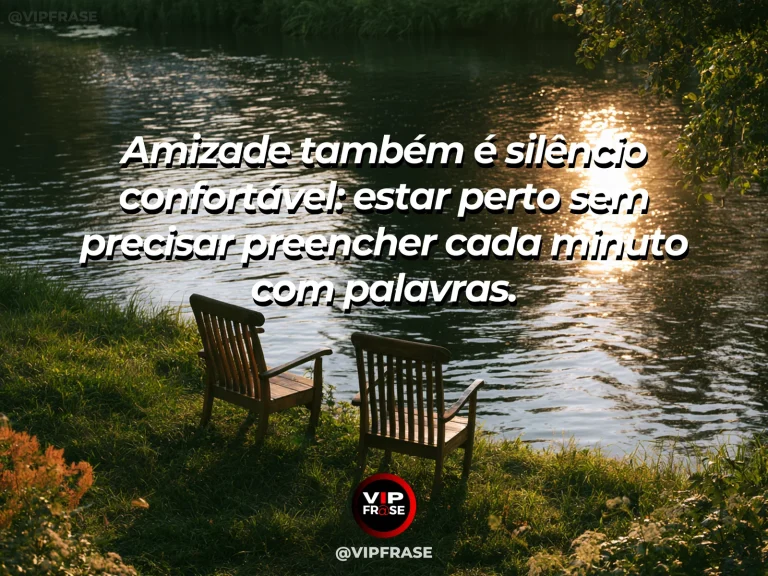 Frase sobre amizade com duas cadeiras de madeira diante de um lago calmo ao amanhecer.